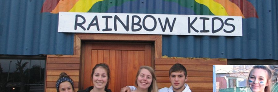 Vlnr is Clara Strydom, Nicola Jordaan, Mickyla Groenewald en Ayrton Martinengo voor die Rainbow Kids Créche in Beverley Hills, met Monique Hobkirk op die inlasfoto. (Foto: Hayley Jordaan)